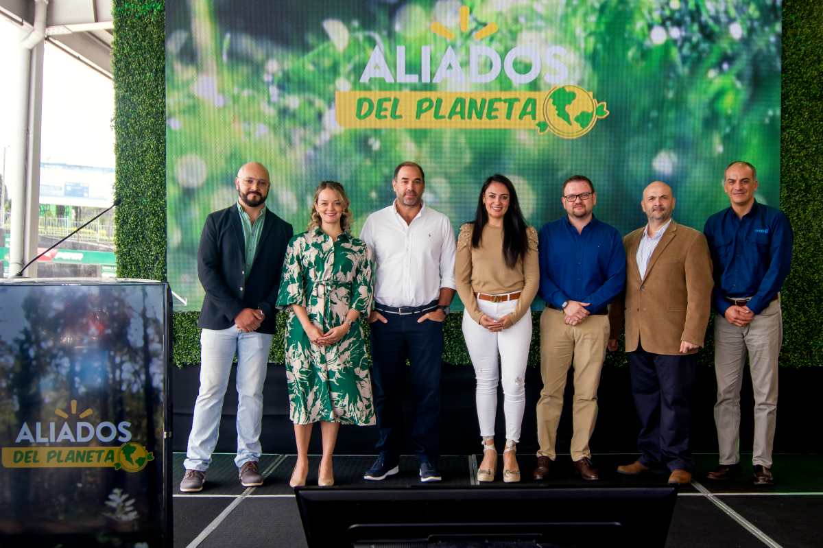 Representantes de Walmart México y Centroamérica presentan el programa que beneficiará a los consumidores de productos sostenibles. Foto Prensa Libre: Sergio Muñoz