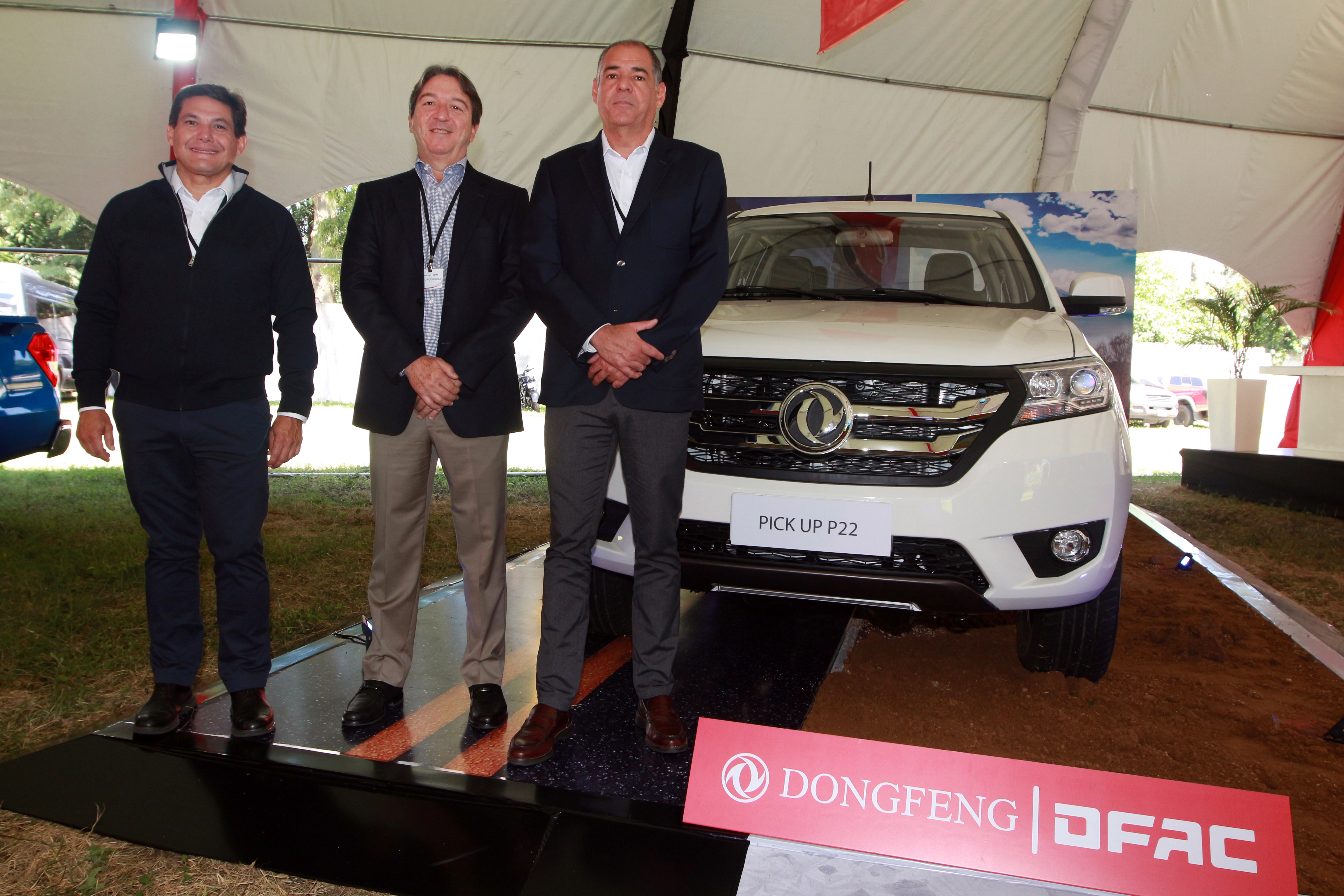 Directivos Grupo Magna Dongfeng- DFAC, Jaime Cassera, Avelino Rodriguez y Miguel Rivera. Foto Prensa Libre: Cortesía.