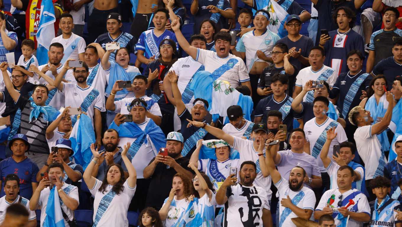 Afición de Guatemala celebra durante un partido de la Copa Oro 2023.