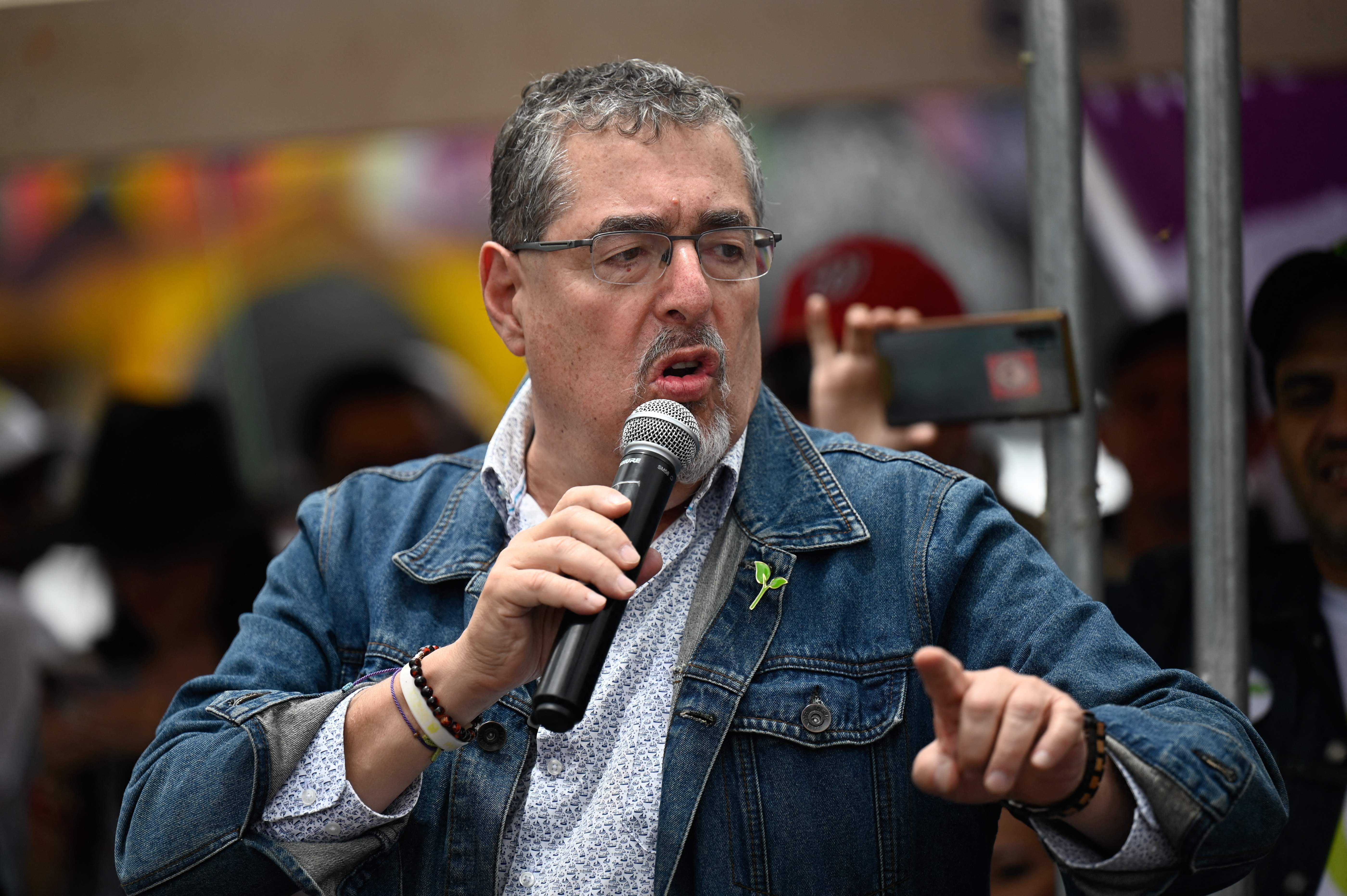 Candidato presidencial del Movimiento Semilla, Bernardo Arevalo, habla a simpatizantes en un reciente evento. (Foto Prensa Libre:  AFP)
