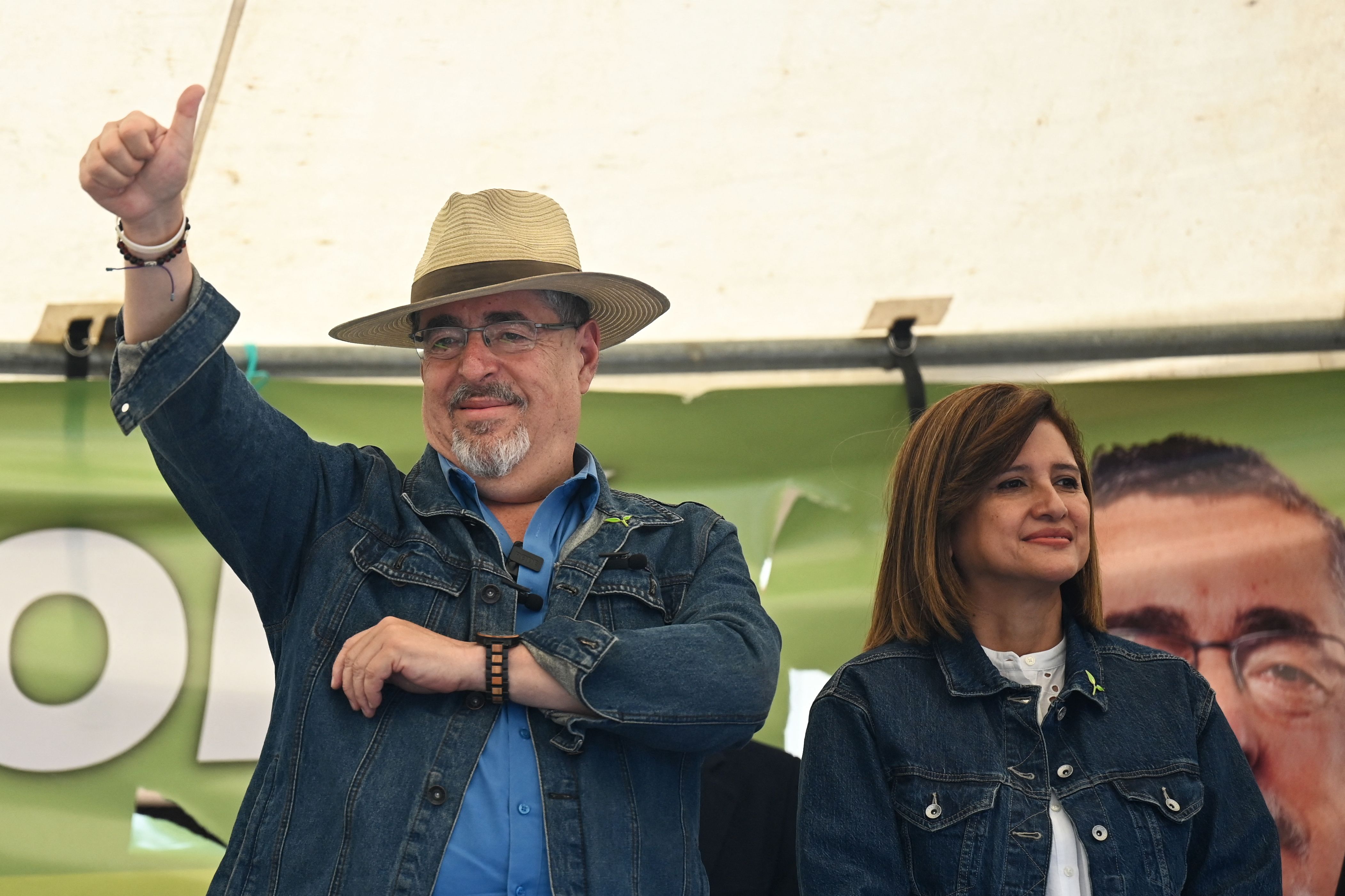 Binomio presidencial de Movimiento Semilla, Bernardo Arévalo y Karin Herrera en Sololá, Guatemala el 14 de julio pasado. (Foto Prensa Libre: AFP)