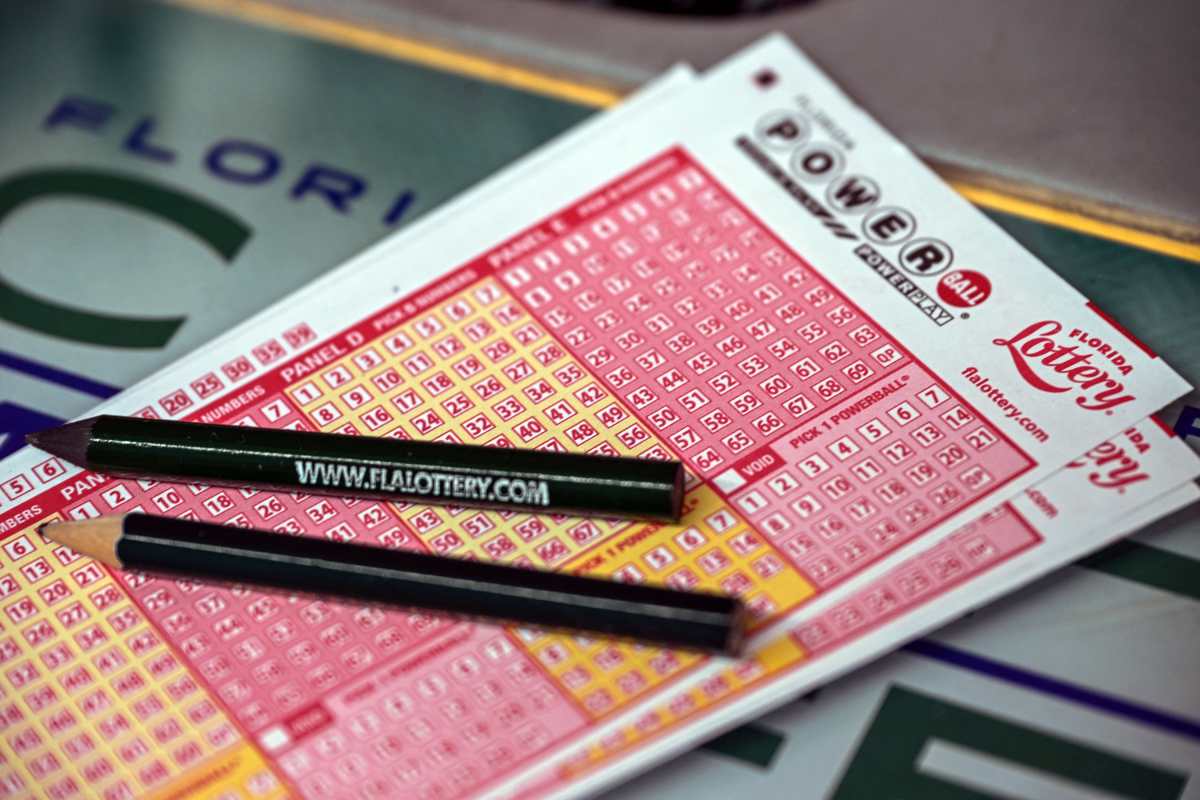 Más de 20 años eligiendo los mismos números: la curiosa estrategia que una mujer utilizó para ganar la lotería Powerball