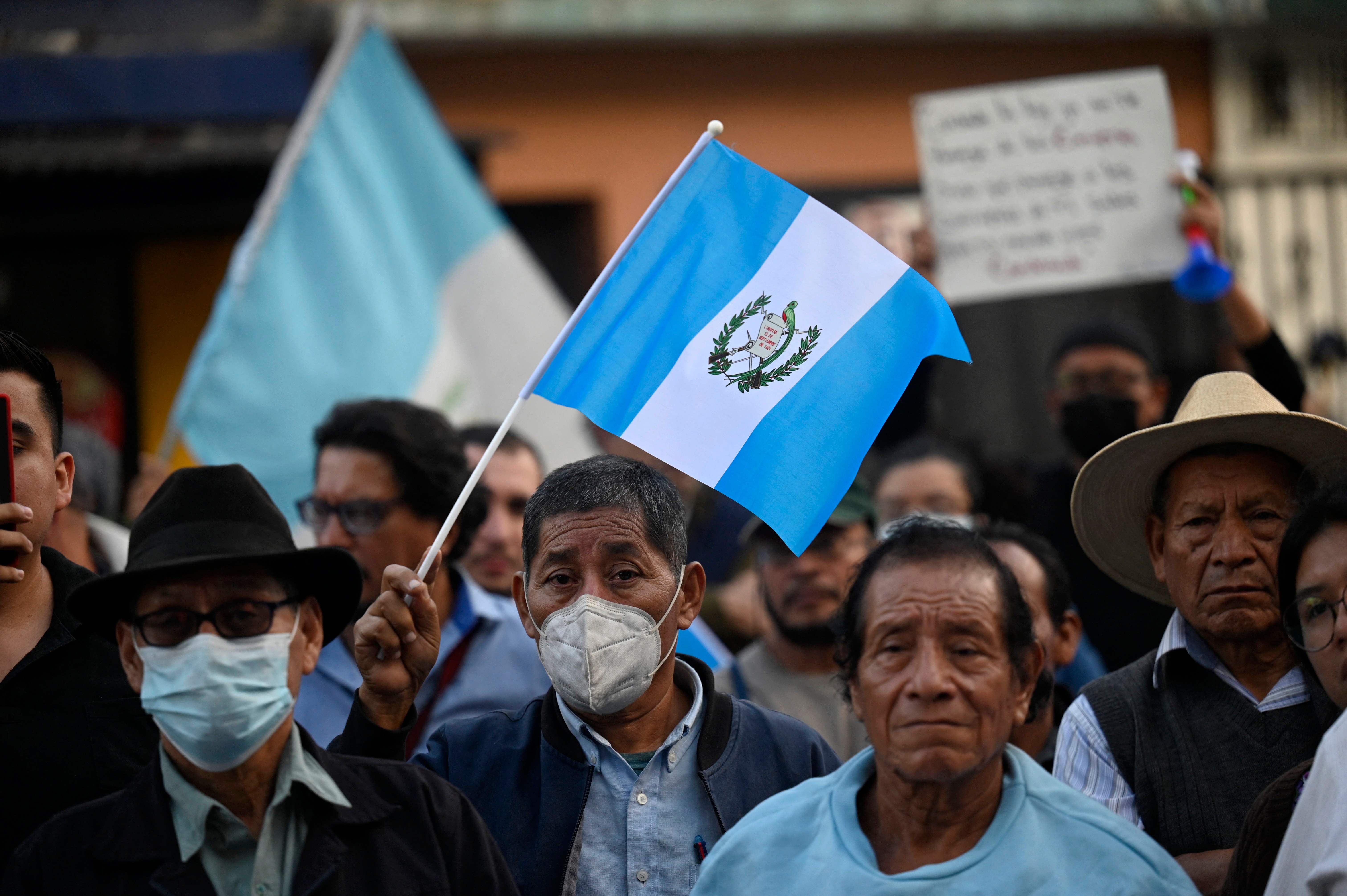 Un grupo de guatemaltecos manifestando frente a la sede del Ministerio Público el 20 de julio de 2023. (Foto Prensa Libre: AFP)