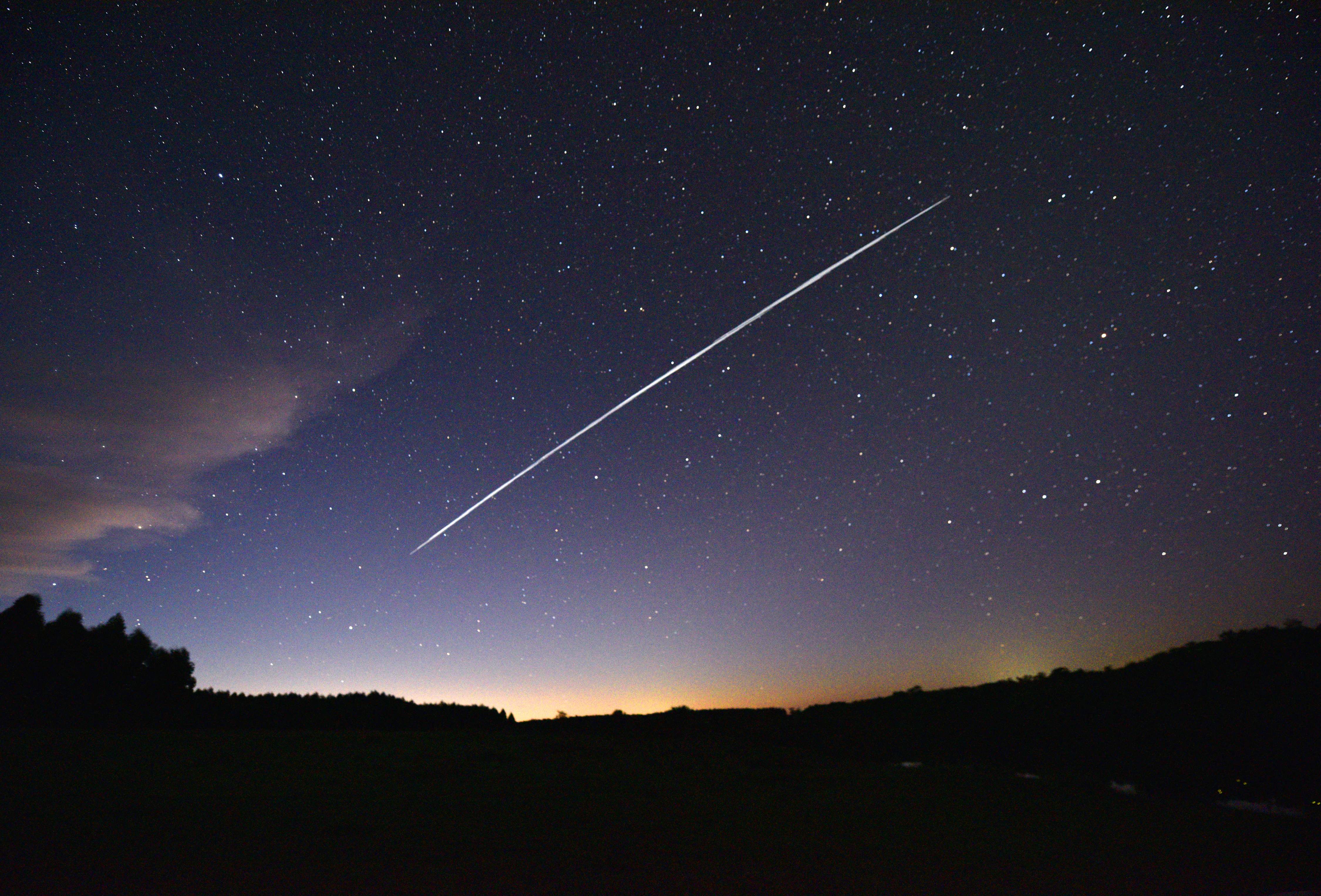 Foto de larga exposición que muestra los satélites de Starlink que llegó a comuniddes rurales de Brasil. (Foto Prensa Libre: AFP)