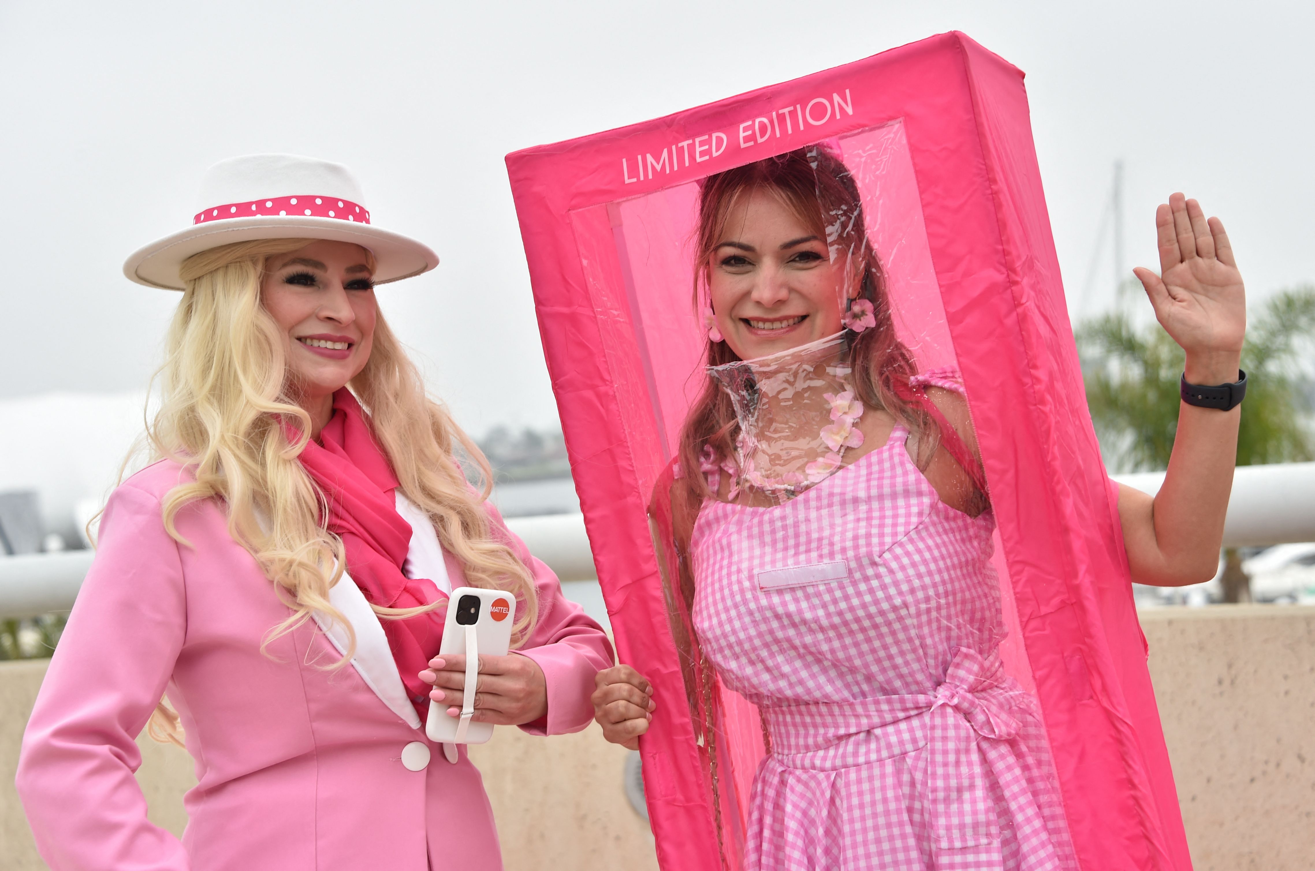 Los cosplayers de Barbie posan fuera del centro de convenciones durante la Comic-Con International de San Diego en San Diego, California, el 20 de julio de 2023. (Foto Prensa Libre: AFP)