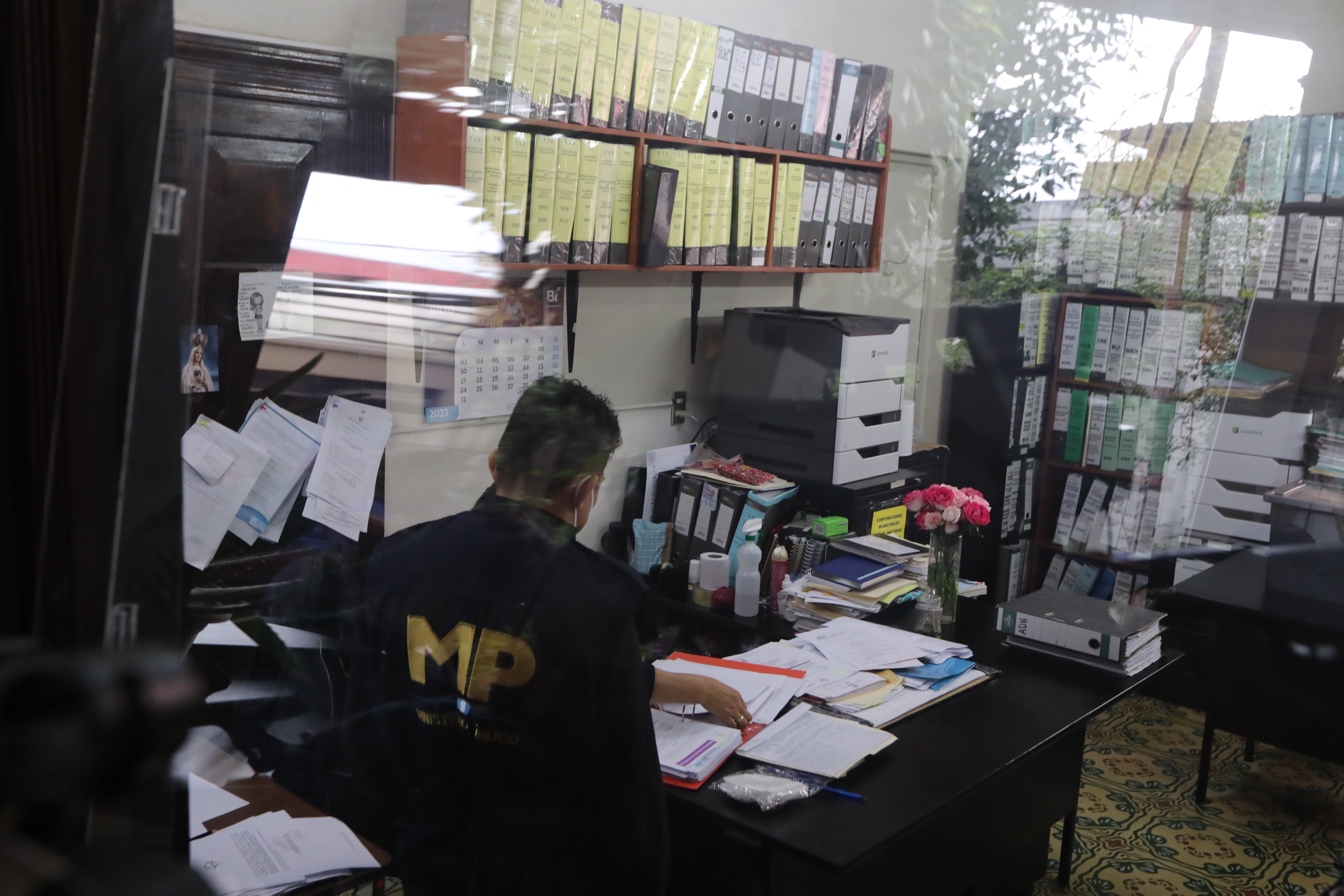 Fiscales del Ministerio Público, realizaron diligencias de allanamientos en la Sede del Registro de Ciudadanos. (Foto Prensa Libre: Hemeroteca PL)