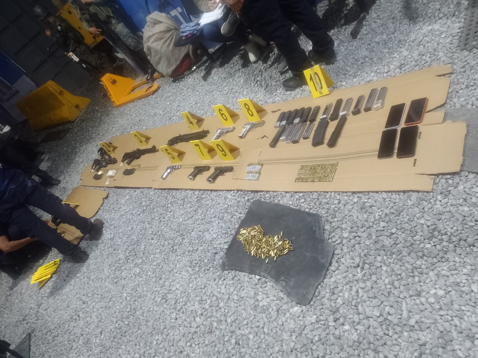 Este es el armamento que hallaron las fuerzas de seguridad en un picop cuyos tripulantes estuvieron involucrados en un enfrentamiento armado en Izabal el 25 de julio por la noche. (Foto Prensa Libre: Mingob).