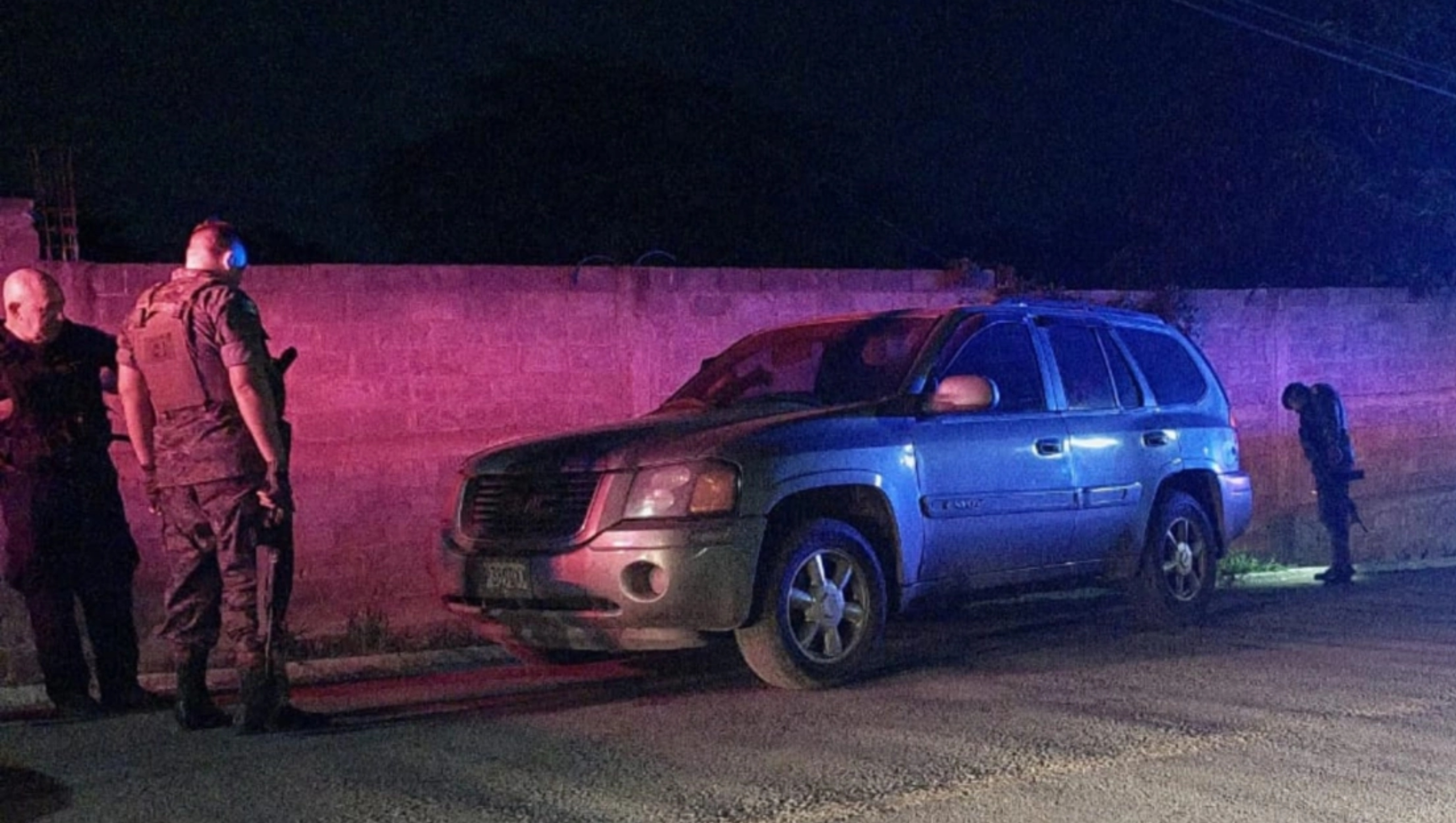 Un militar y dos policías nacionales observan uno de los vehículos que abandonaron sujetos que atacaron la casa de la alcaldesa electa de Ayutla, San Marcos, Isel Súñiga, el pasado 20 de julio. (Foto Prensa Libre: Hemeroteca PL).