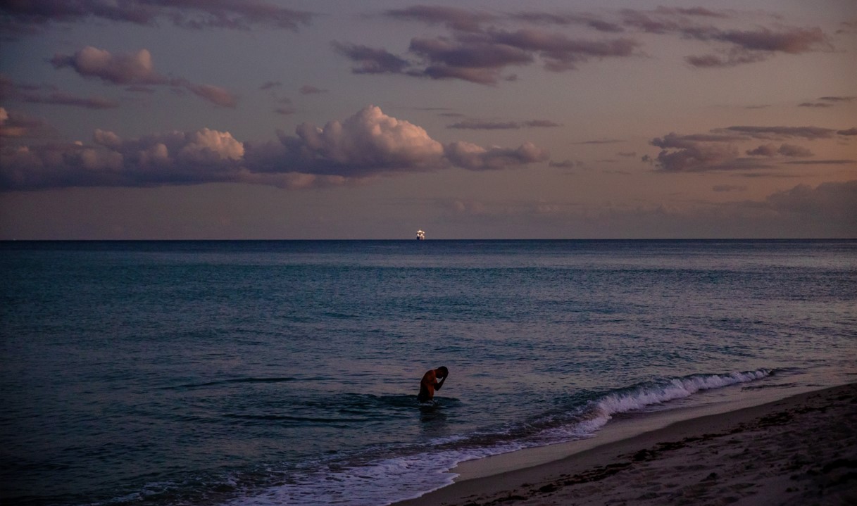 Una persona nada en al océano Atlántico, en Miami Beach, Florida, el 13 de enero de 2022. (Scott McIntyre/The New York Times)