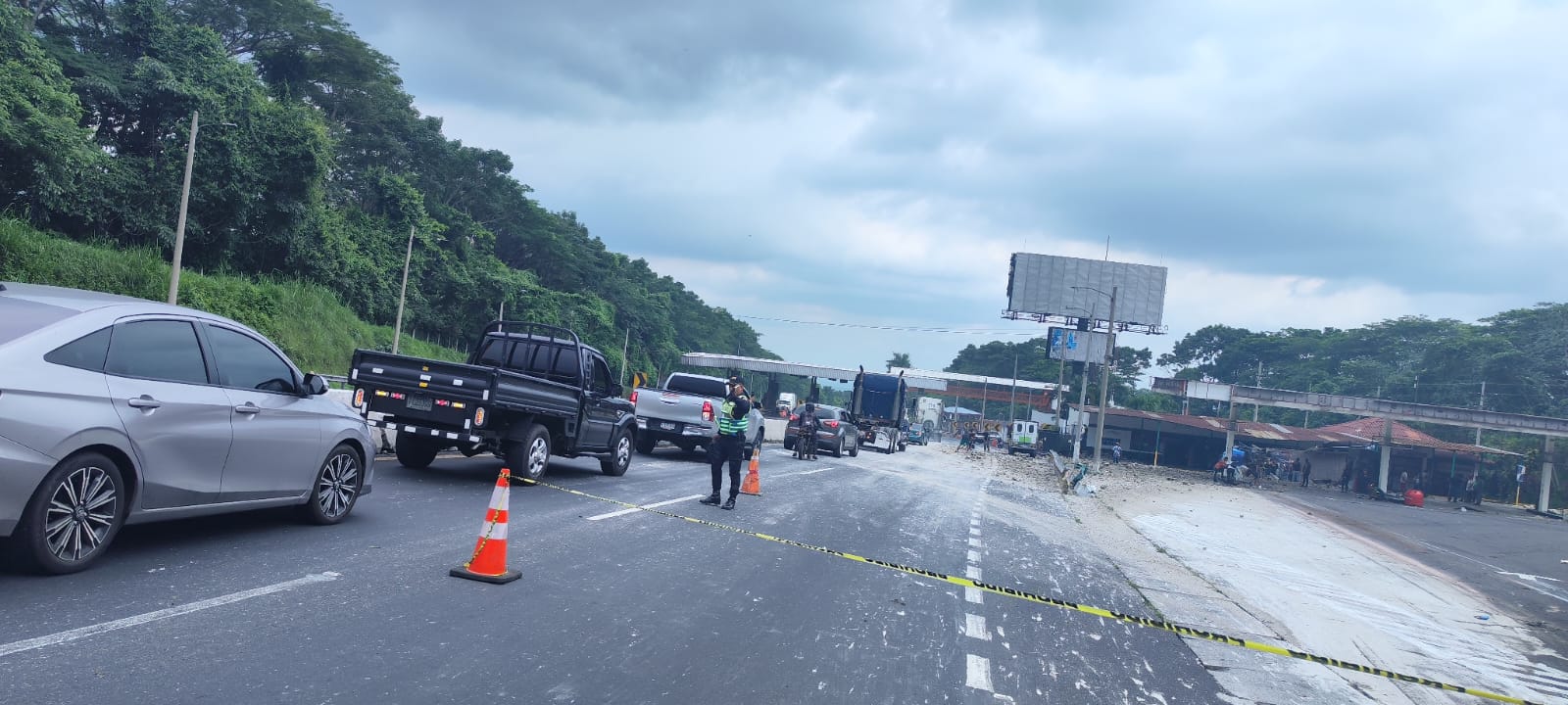 Un transporte de carga chocó con garitas ubicadas en el km 52 de la autopista Palín – Escuintla. (Foto Prensa Libre: PNC Tránsito)