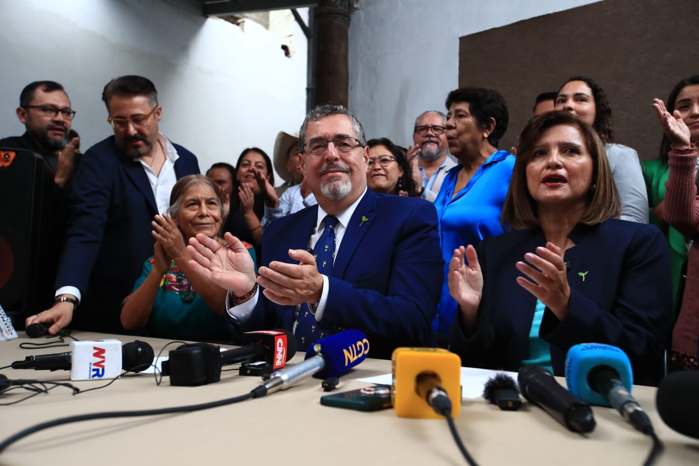 Bernardo Arévalo y Karin Herrera, presidenciables de Movimiento Semilla. (Foto Prensa Libre: Carlos Hernández)