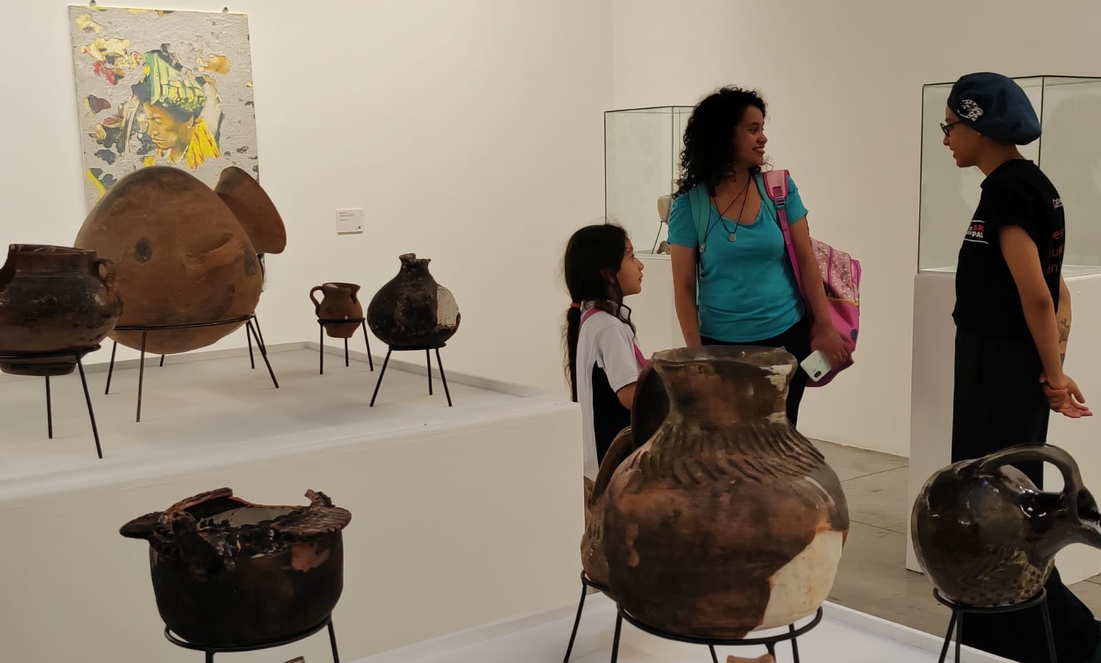 Visitantes de la XXIII Bienal de Arte Paiz en el Centro Histórico.  (Foto Prensa Libre: Ingrid Reyes)