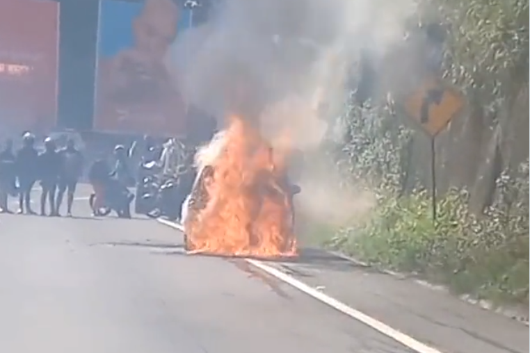 Video: Carro se incendia tras explosión en la ruta Interamericana; autoridades reportaron más de cinco accidentes en la carretera