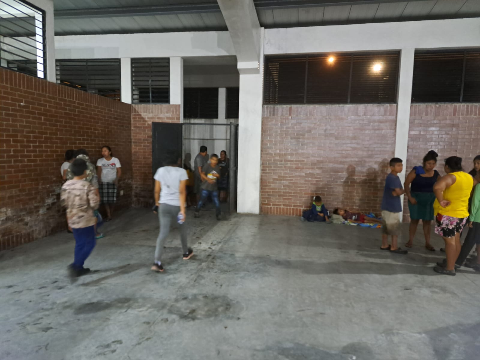 Familias son evacuadas al salón municipal de Siquinalá. (Foto Prensa Libre: Conred)