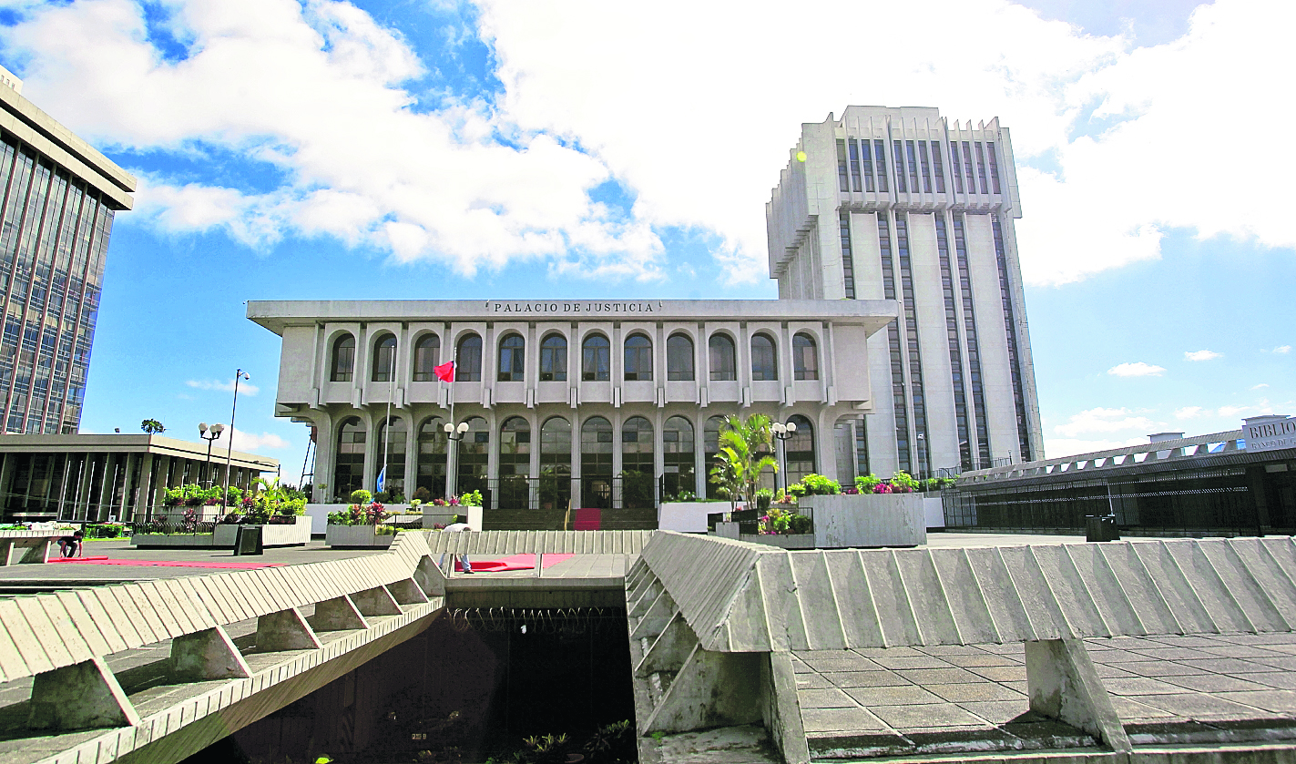 Desde hace cuatro años no se ha elegido a magistrados del OJ. Quienes fueron electos en 2014 han extendido su mandato casi cumpliendo dos periodos. (Foto Prensa Libre)