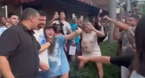 Lionel Messi y la reacción de una multitud