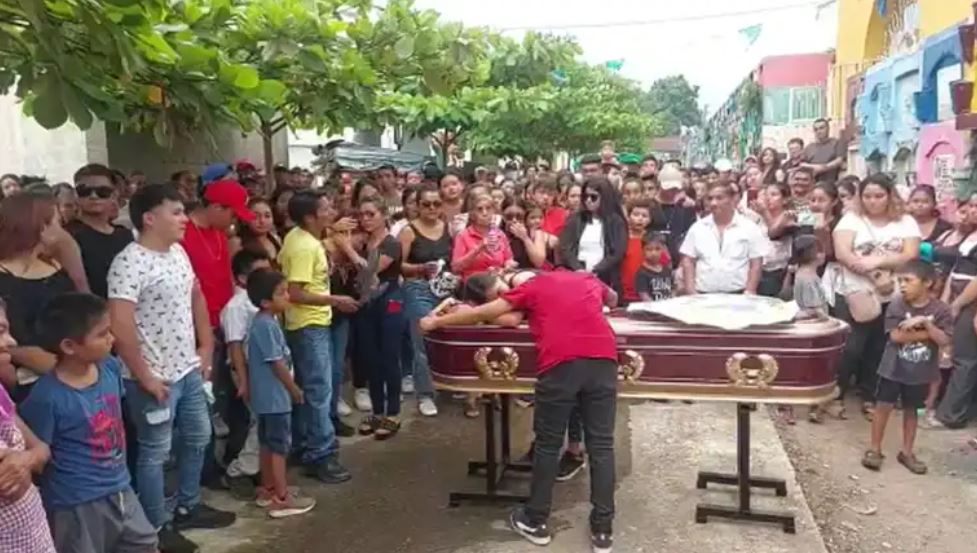 Sepelio del estudiante Arón Alonzo Cortés, de 13 años, en el cementerio de Retalhuleu el jueves 4 de mayo de 2023. (Foto Prensa Libre: captura de video)


