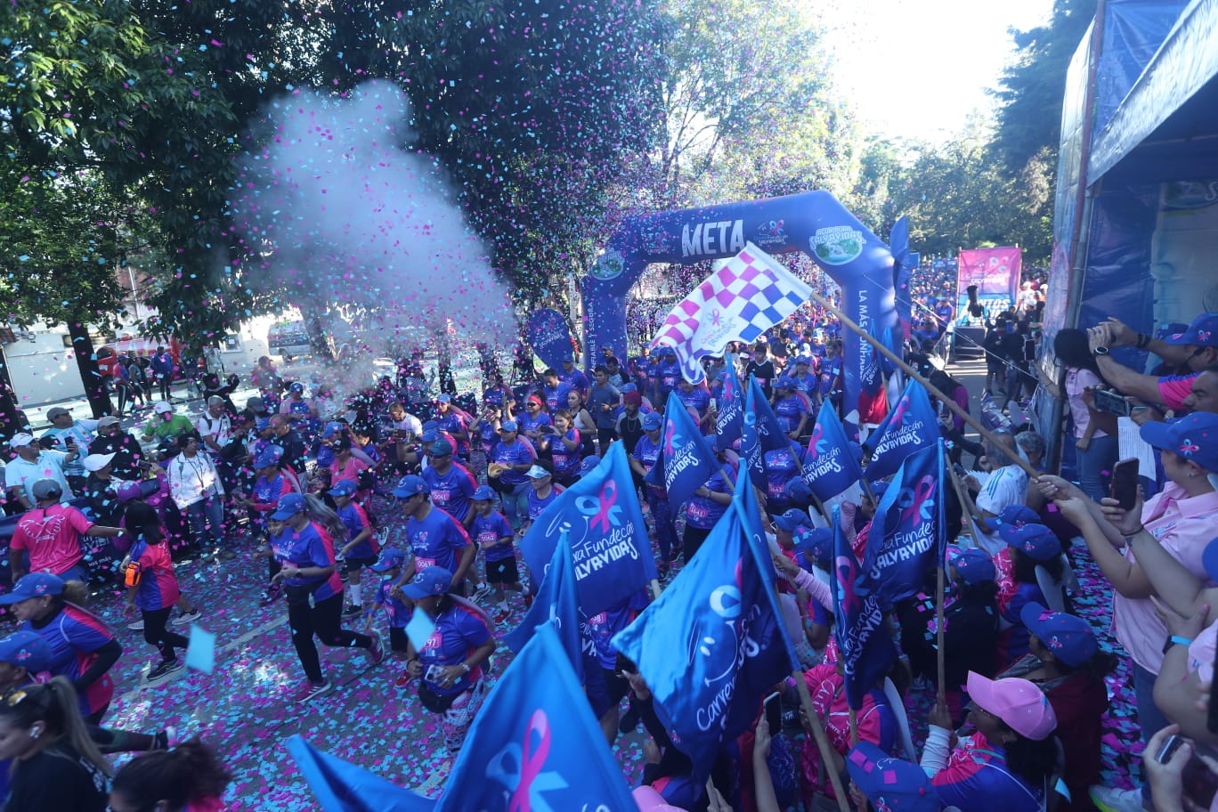 Corredores llenan de color La Reforma en la carrera anual de Fundecán y Agua Pura Salvavidas por la lucha contra el cáncer de mama