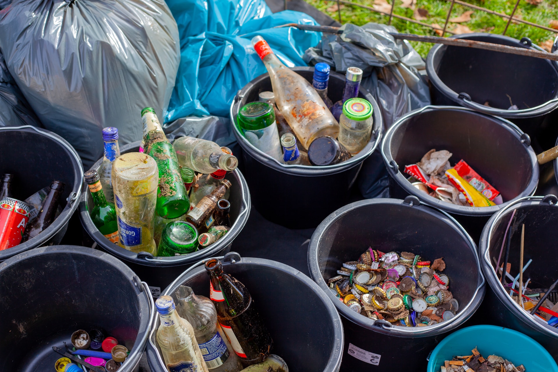 A partir de agosto 2023, los guatemaltecos deberán clasificar su basura en desechos de papel y cartón, vidrio, plástico, metal, multicapa, y otros. (Foto Prensa Libre: Jas Min en Unsplash).