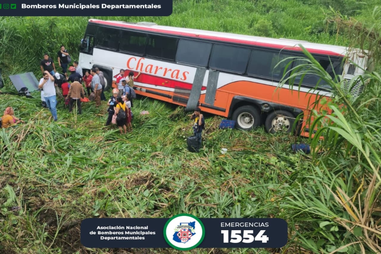 Un autobús se accidentó en el km 209 de la ruta a suroccidente. (Foto Prensa Libre: CBMD)