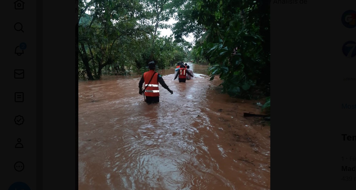 Las fuertes lluvias de las últimas horas han causado desborde de ríos y quebradas, como en Morales, Izabal. (Foto: Conred)
