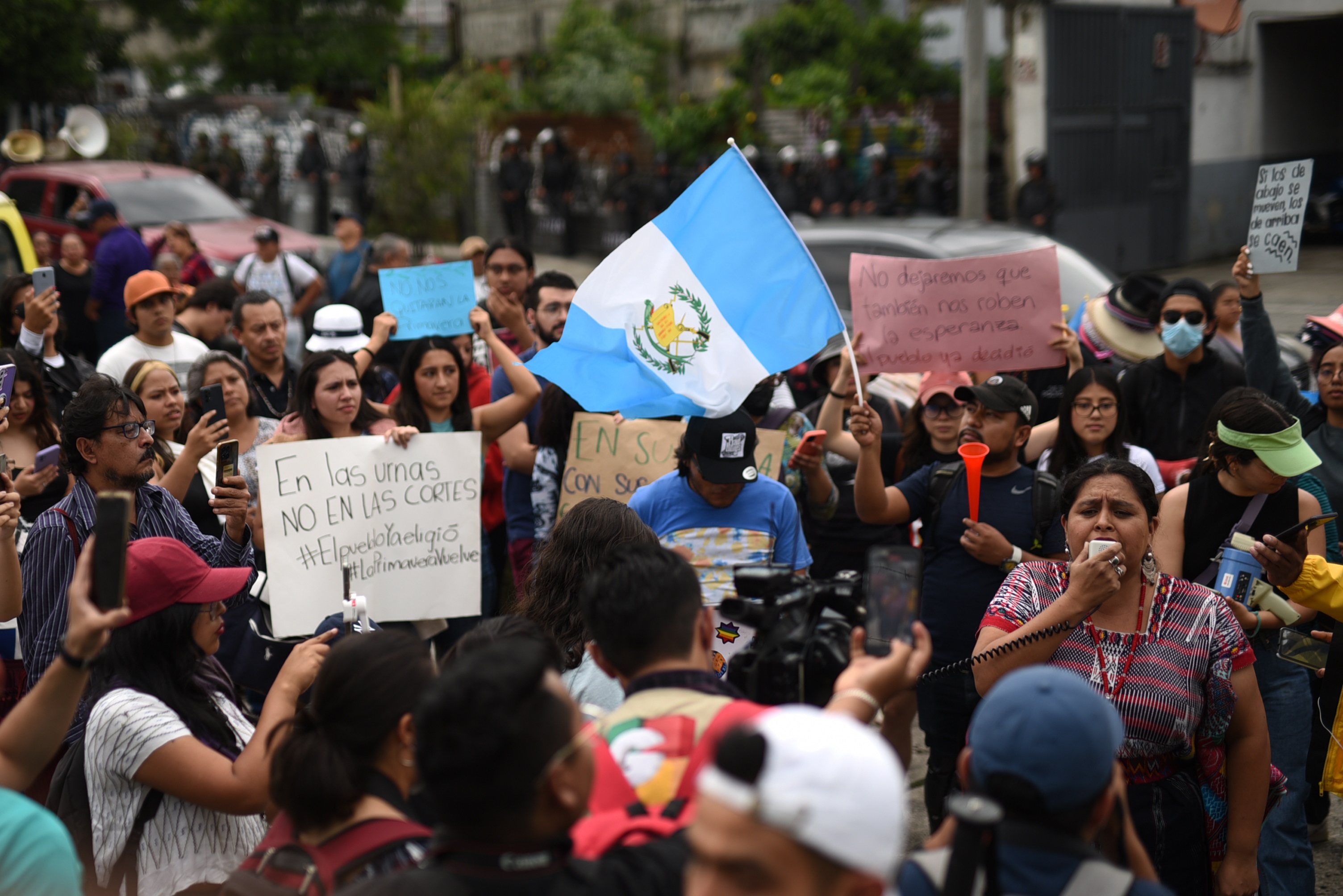 Un grupo de personas manifiesta en contra del retraso en la asignación de cargos, frente al Parque de la Industria, donde el Tribunal Supremo Electoral instaló su centro de operaciones. (Foto Prensa Libre: EFE)