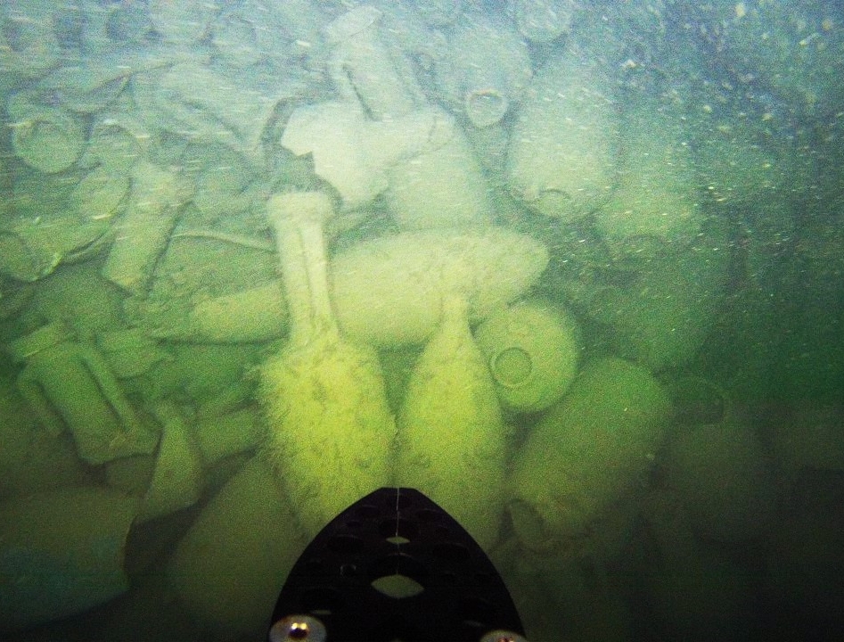 Lleno de jarrones en buen estado: descubren un barco romano del siglo II antes de Cristo en el fondo del mar en Italia