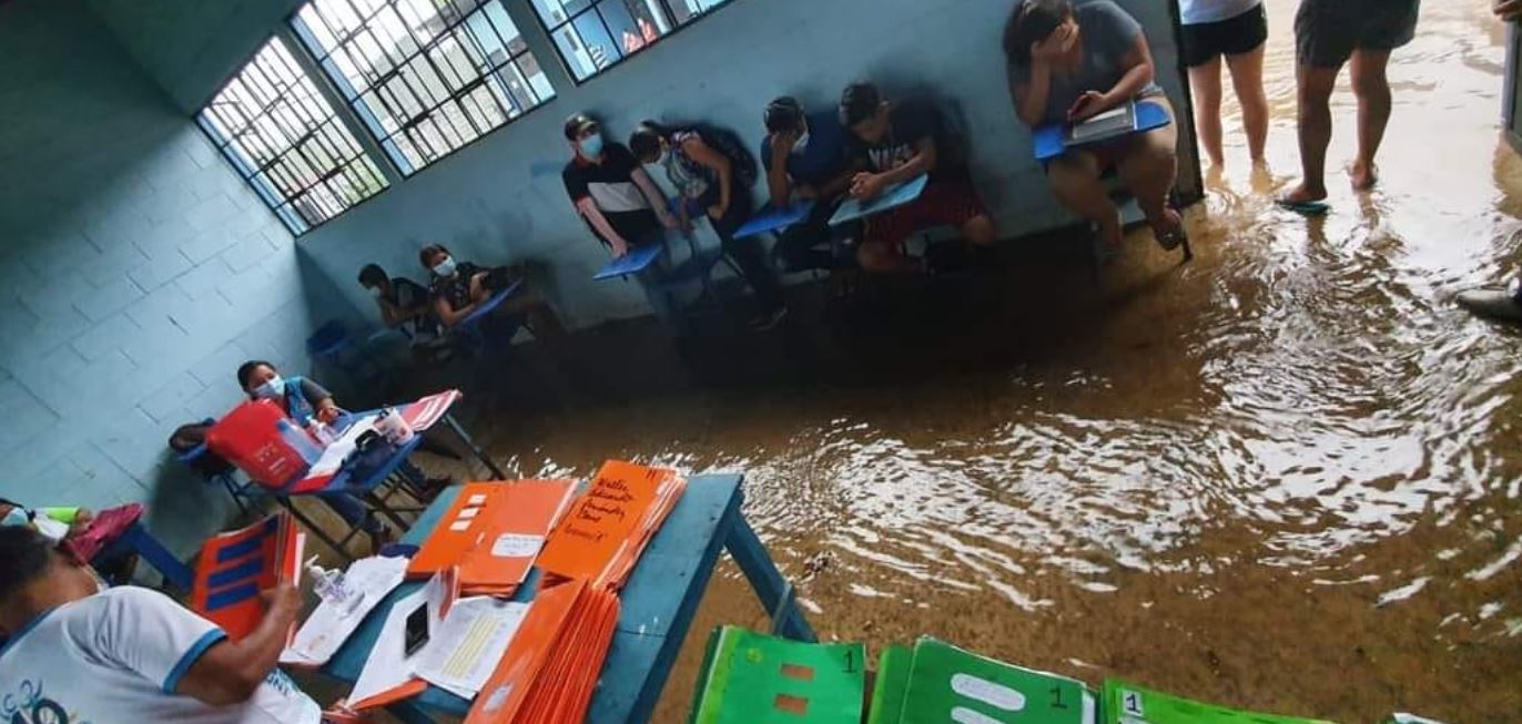 ESCUELA INUNDADA EN SANTA CRUZ MULUÁ