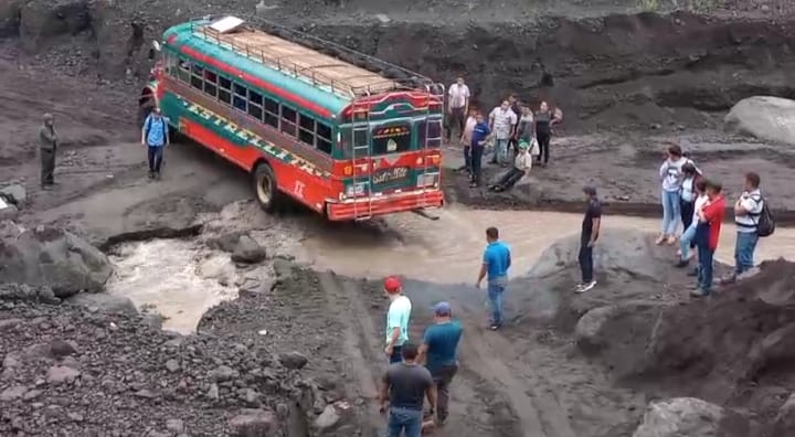 Rutas de comunicación en la aldea El Rodeo fueron afectadas por lahares y las fuertes lluvias en Escuintla. (Foto Prensa Libre: Conred)