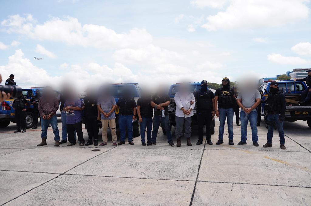 Los presuntos integrantes de “Los Ventura” fueron trasladados bajo fuertes medidas de seguridad. (Foto Prensa Libre: Mingob)