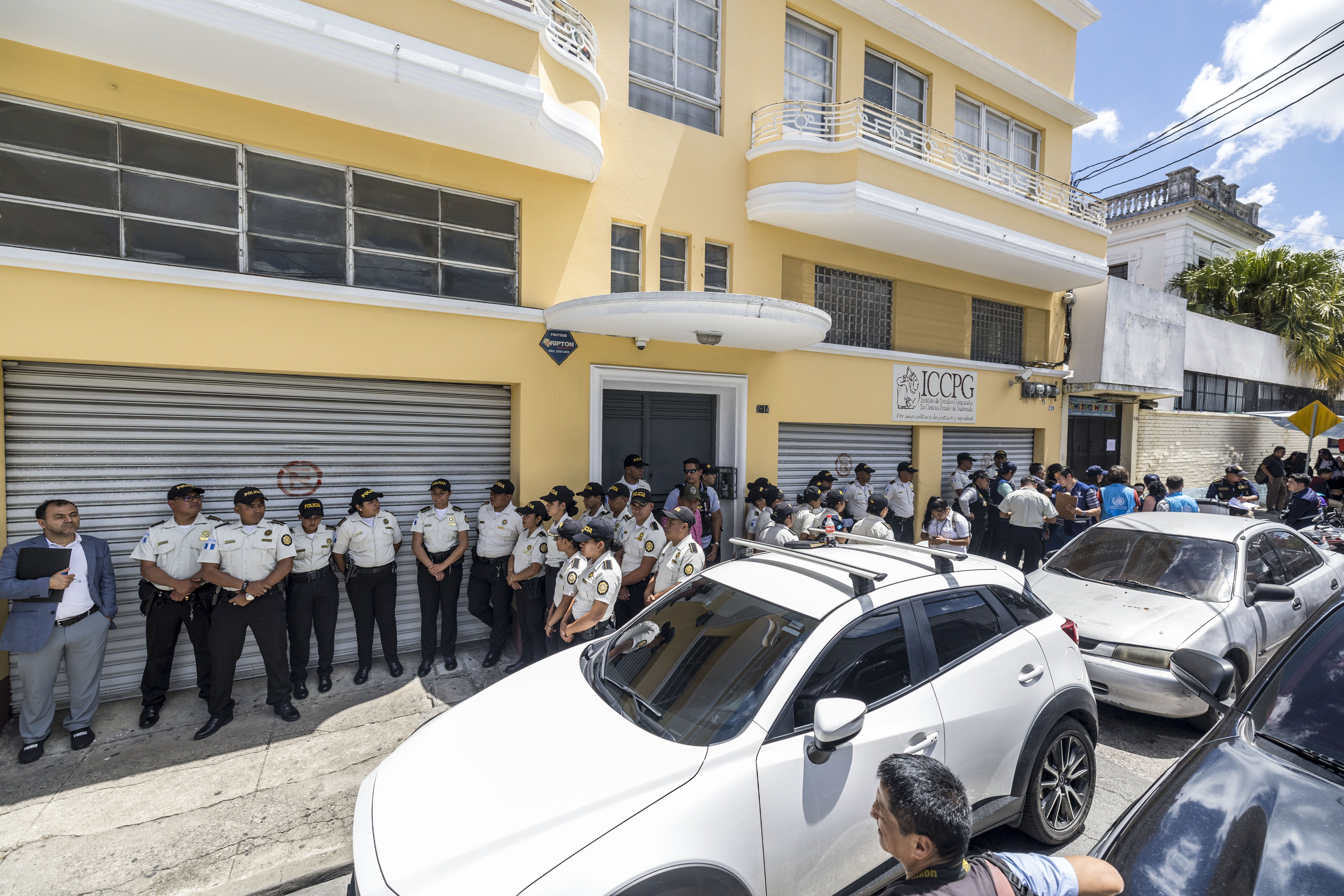 La sede central del partido Movimiento Semilla fue allanada por fiscales del Ministerio Público en busca de indicios por un supuesto caso de corrupción. (Foto Prensa Libre: EFE / Esteban Biba)