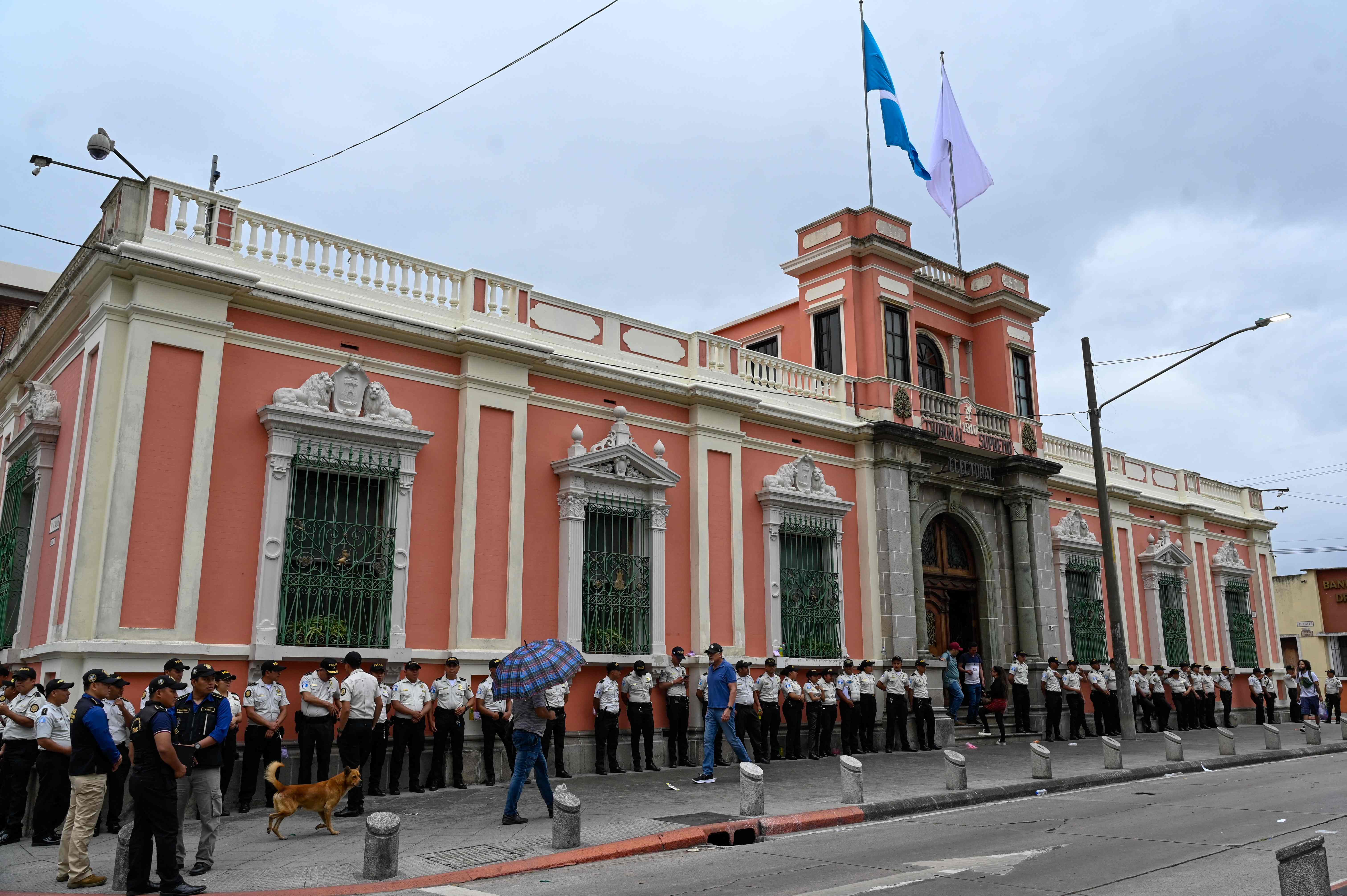 El TSE acató una orden de la Corte de Constitucionalidad para detener la oficialización de resultados electorales. (Foto Prensa Libre: AFP)