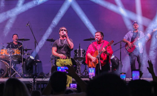 La banda organizó reuniones virtuales para enseñarle a los artistas que colaboraron a pronunciar palabra por palabra, sílaba por sílaba, lo que tenían que decir en guaraní. (Foto Prensa Libre: Instagram @tierraadentropi)