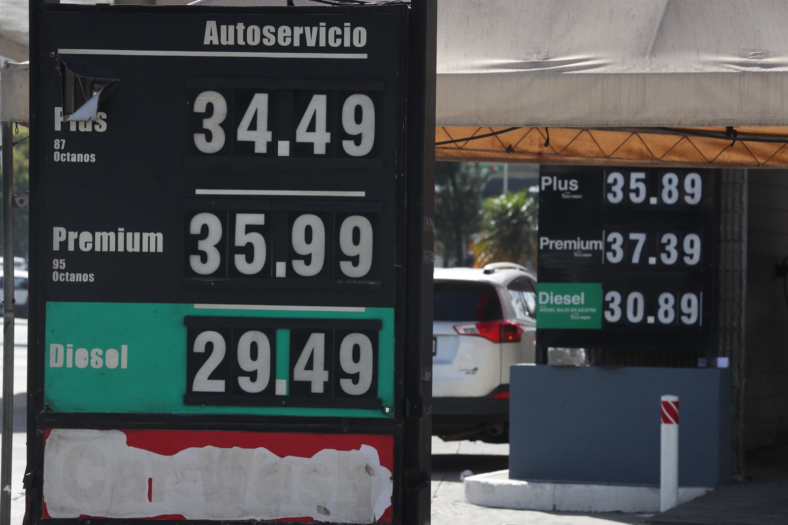 Los precios del galón de gasolinas y diésel en el mercado local acumulan un alza de aproximadamente Q3 en las últimas semanas. (Foto Prensa Libre: Érick Ávila) 