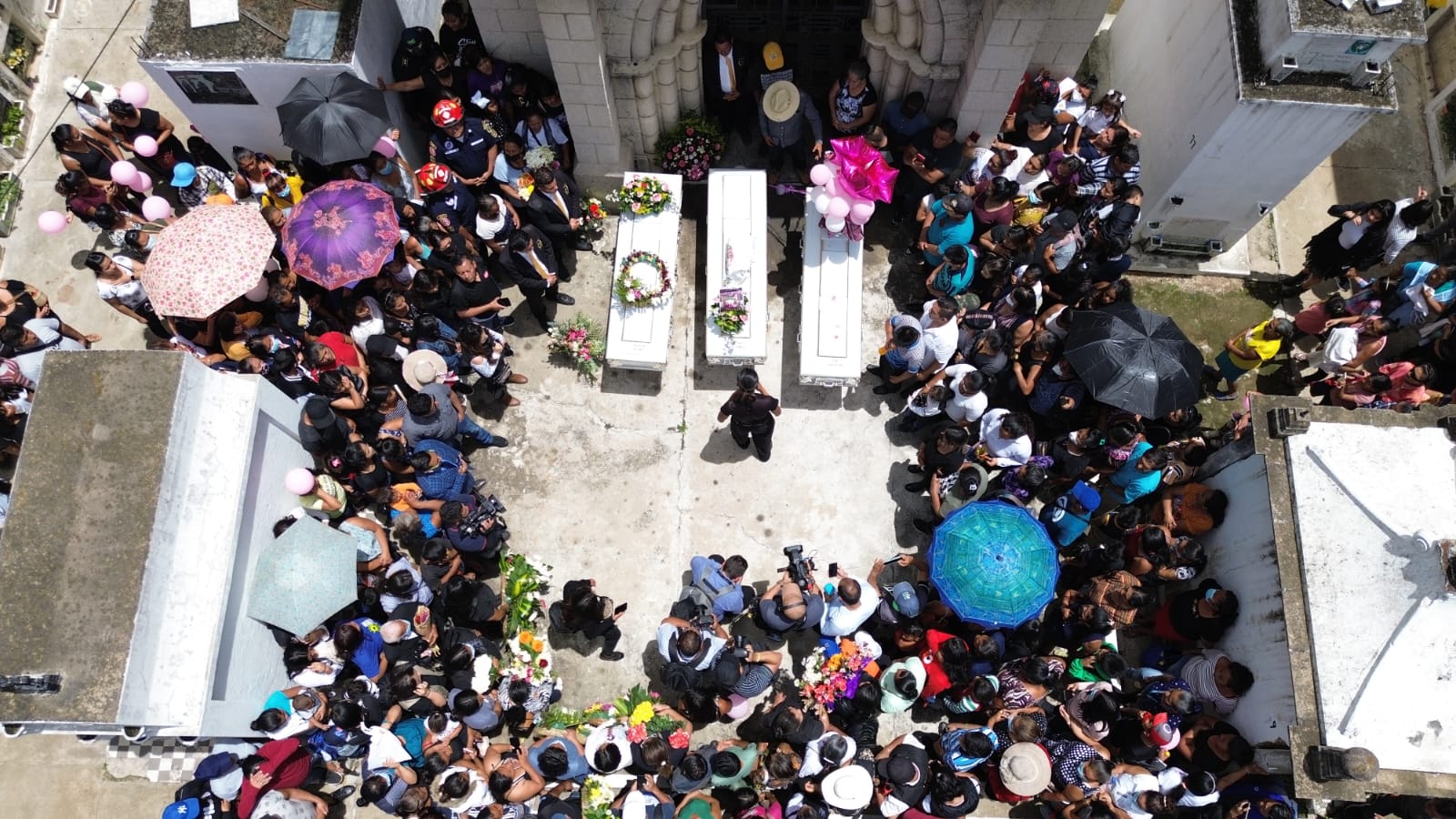 Sepelio de las hermanas Sequén en el cementerio de Mixco'