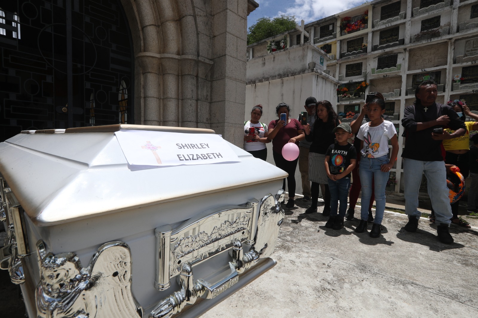 Sepelio de las hermanas Sequén en el cementerio de Mixco'