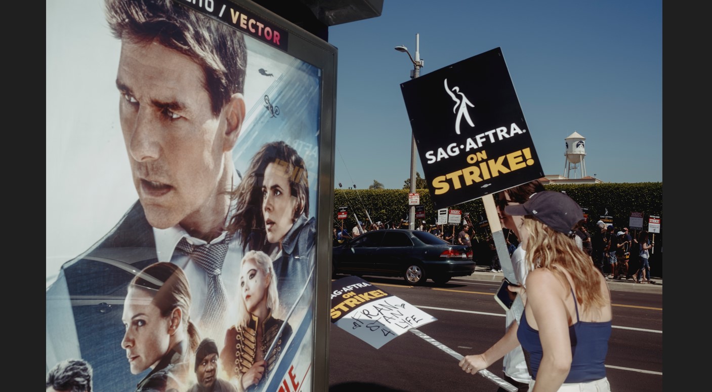 Miembros del Sindicato de Actores de Cine y del Sindicato de Guionistas forman una línea de protesta afuera de Paramount Pictures en Los Ángeles, el viernes 14 de julio de 2023. (Mark Abramson/The New York Times).