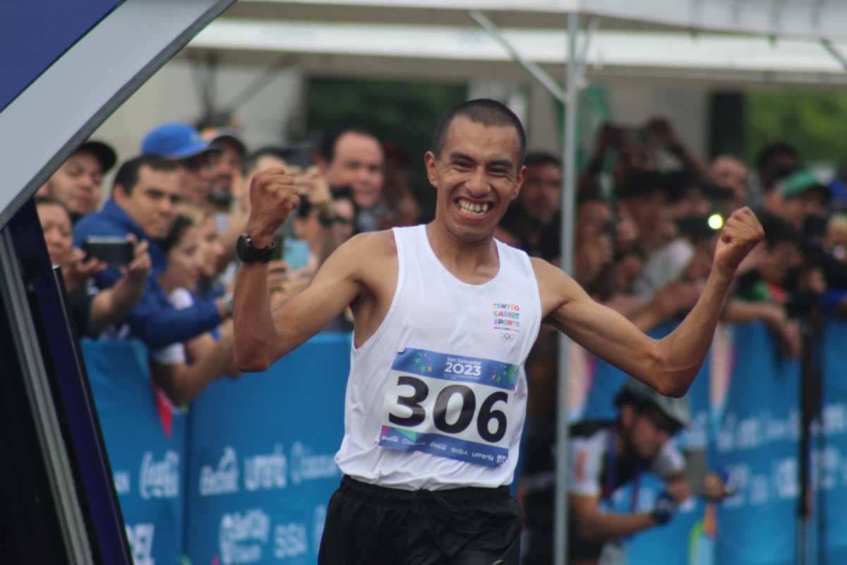 Alberto González se pinta de oro: El chimalteco se impone en la media maratón en Juegos CA y del Caribe