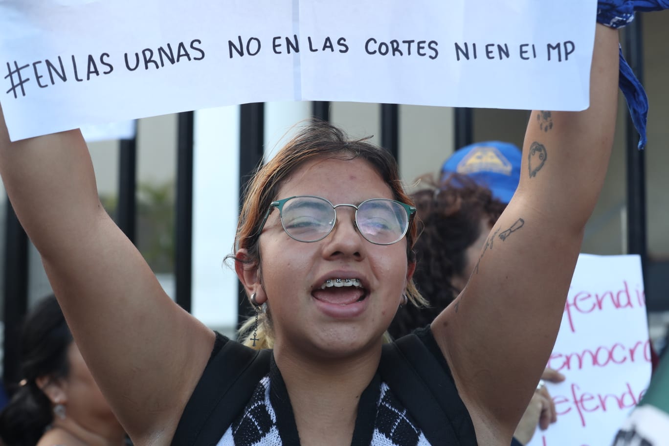 JÓVENES PROTESTAN FRENTE AL MP