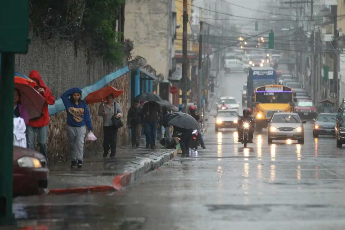 El Insivumeh ha pronosticado para mañana y los próximos días lluvias acompañadas de viento, actividad eléctricas y posible caída de granizo en algunas regiones del país. (Foto Prensa Libre: Hemeroteca PL)