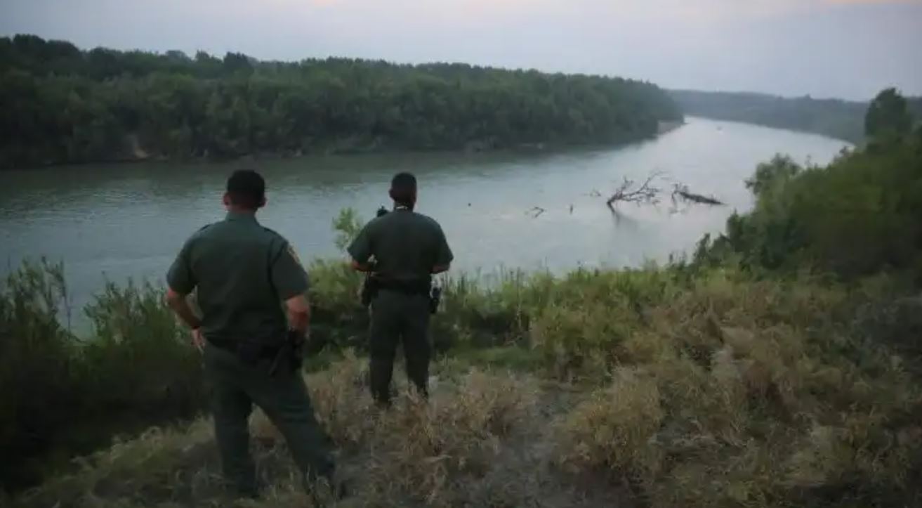 Cada año, miles de guatemaltecos cruzan de forma ilegal hacia Estados Unidos. (Foto Prensa Libre: AFP) 