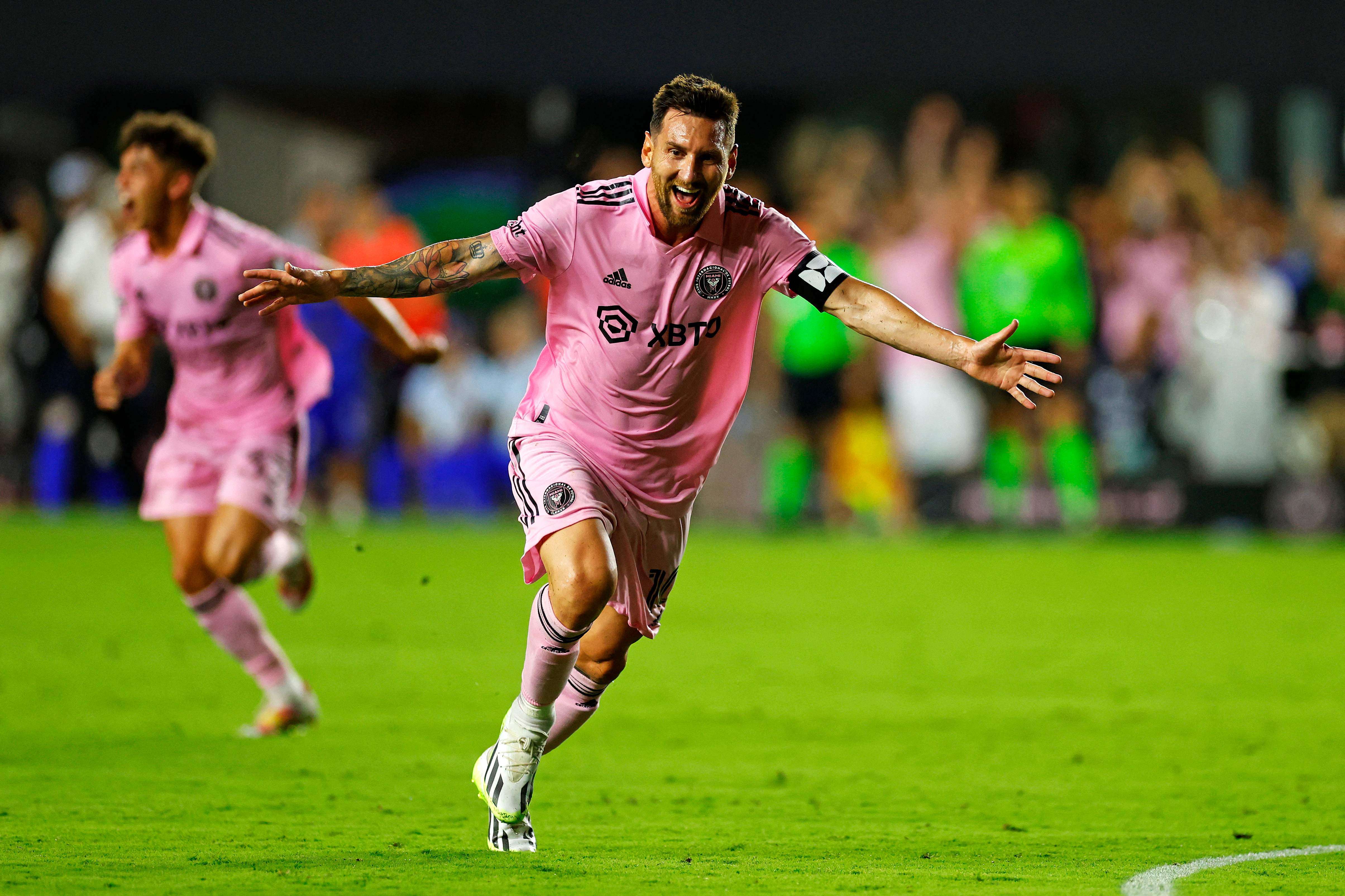 El argentino explotó de felicidad al marcar su primer gol con el Inter Miami. (Foto Prensa Libre: AFP)