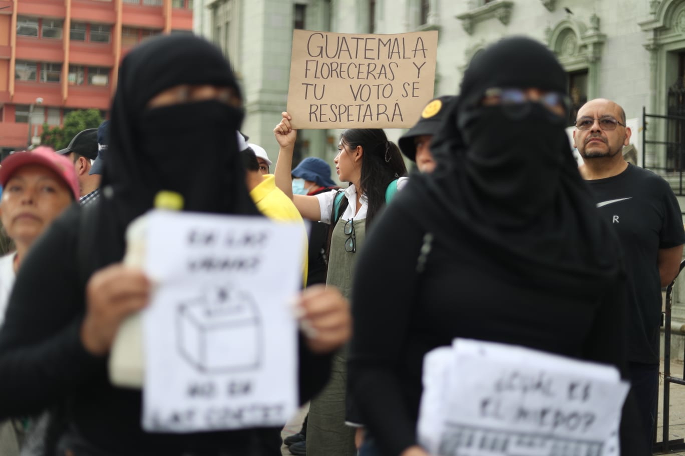 Este sábado 8 de julio se efectúa una marcha en el Centro Histórico en la que estudiantes universitarios manifiestan por la crisis electoral en Guatemala. (Foto Prensa Libre: Esbin García)