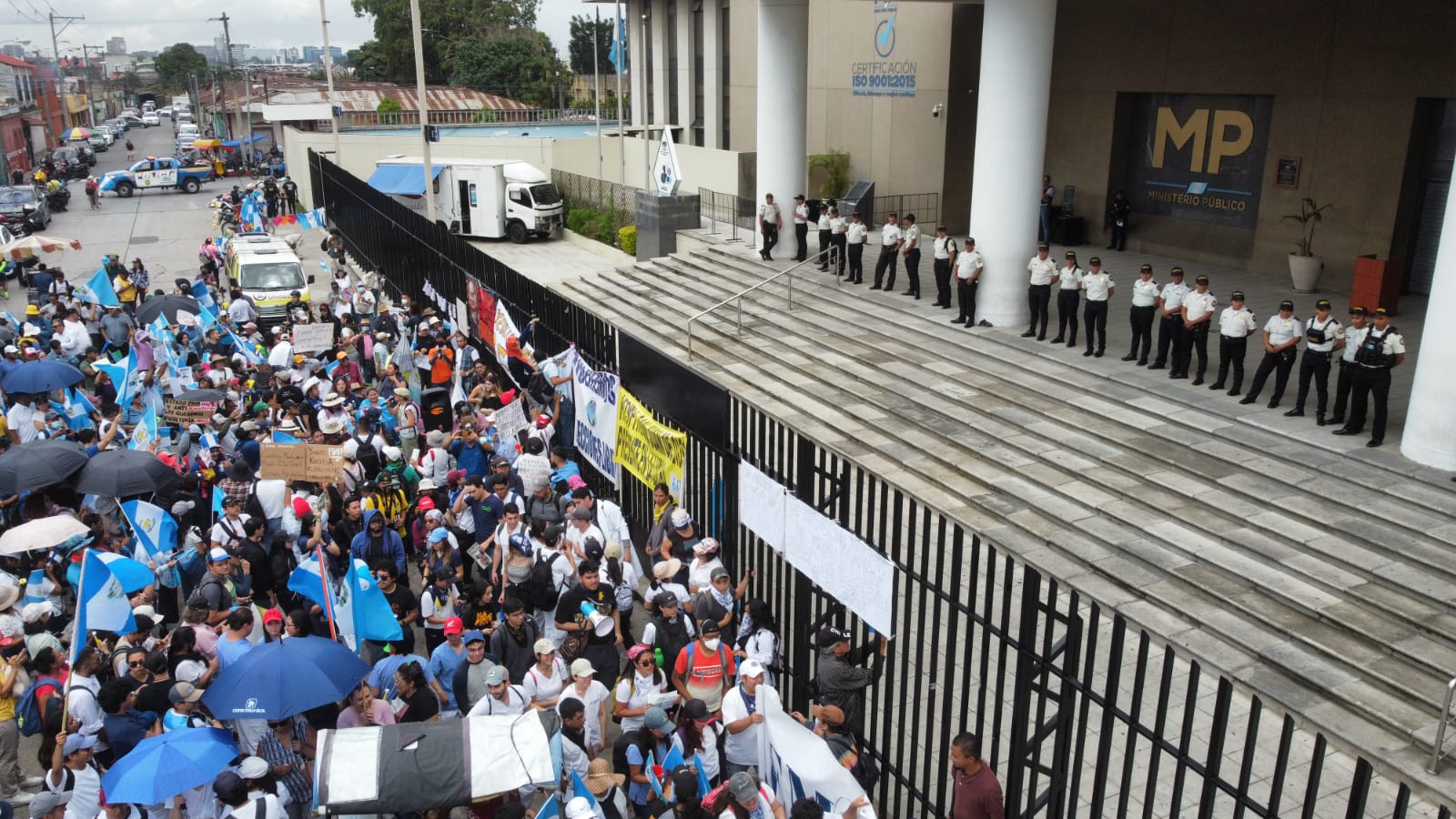 Una manifestación en los alrededores del Ministerio Público se efectuó este 24 de julio por las acciones que ha emprendido en el proceso electoral. (Foto Prensa Libre: M. J. Bonilla)