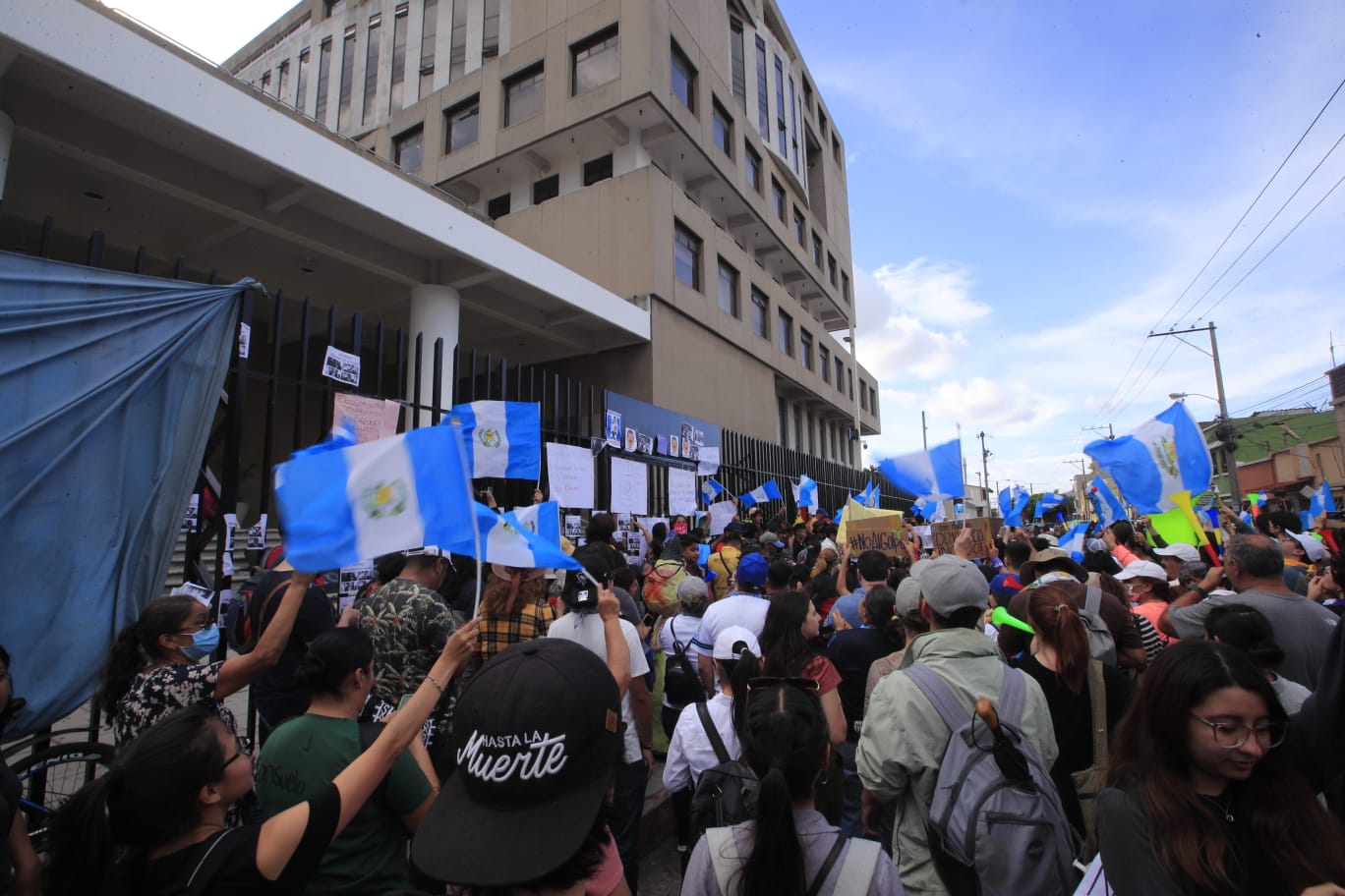 Luego de las acciones de la Feci contra el partido Movimiento Semilla y allanamientos en el Registro de Ciudadanos del TSE, una manifestación se registró en la sede del MP.  (Foto Prensa Libre: M. J. Bonilla)