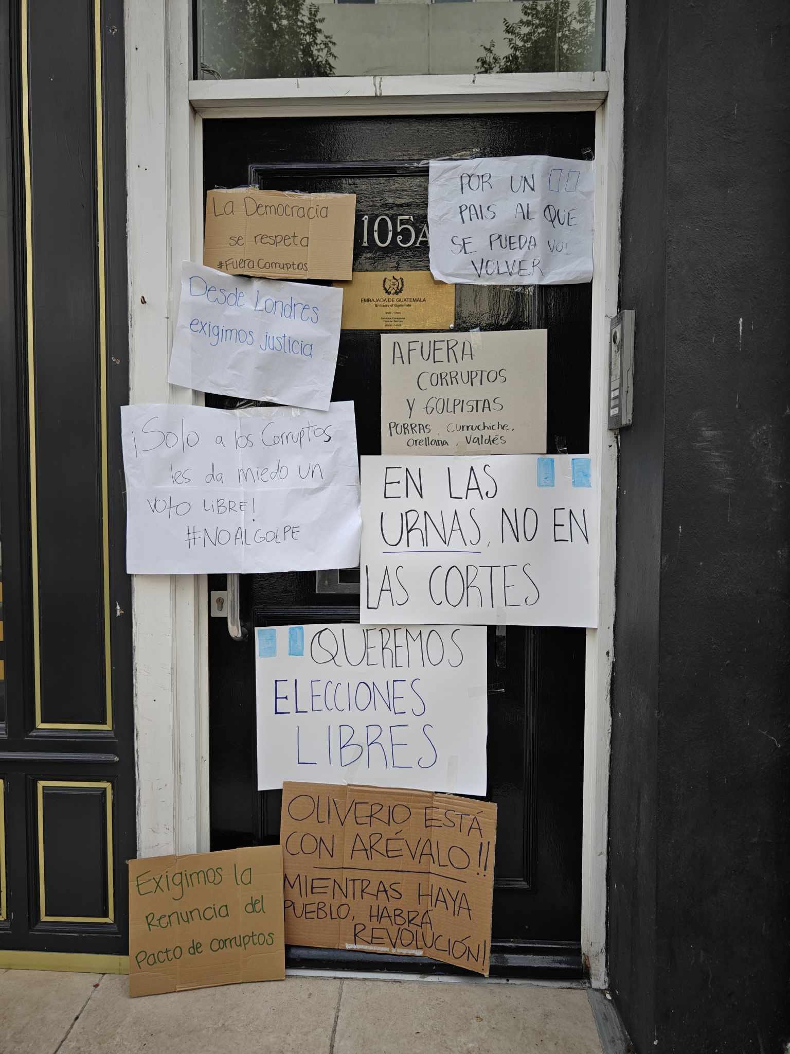 Mensajes en la entrada de la embajada