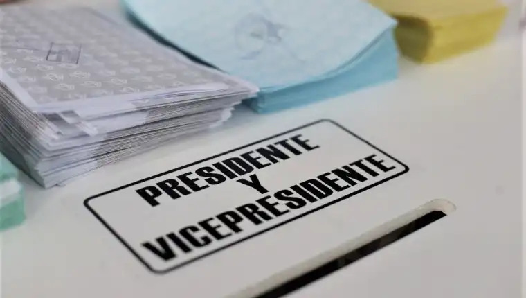 Mesa de votaciones papeleta presidencial crisis política inversión