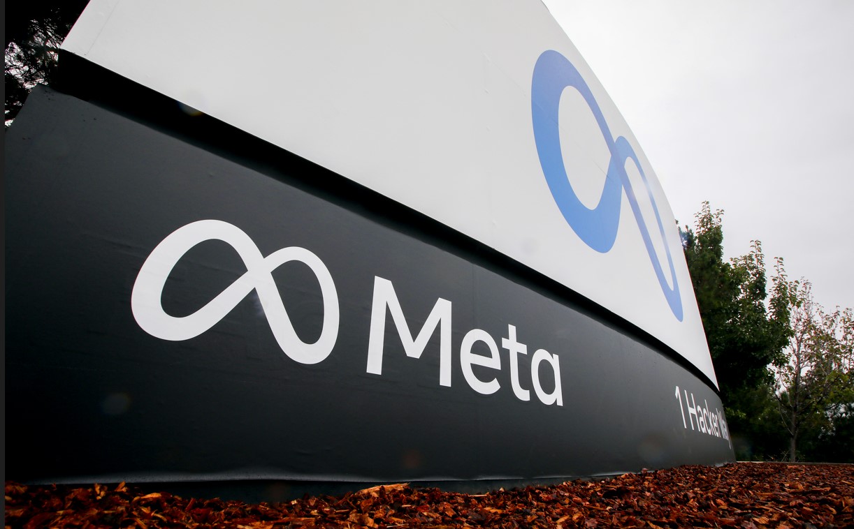 El logo de Meta en su sede corporativa en Menlo Park, California, el 1.° de noviembre de 2021 (Foto Prensa Libre: Jim Wilson/The New York Times)