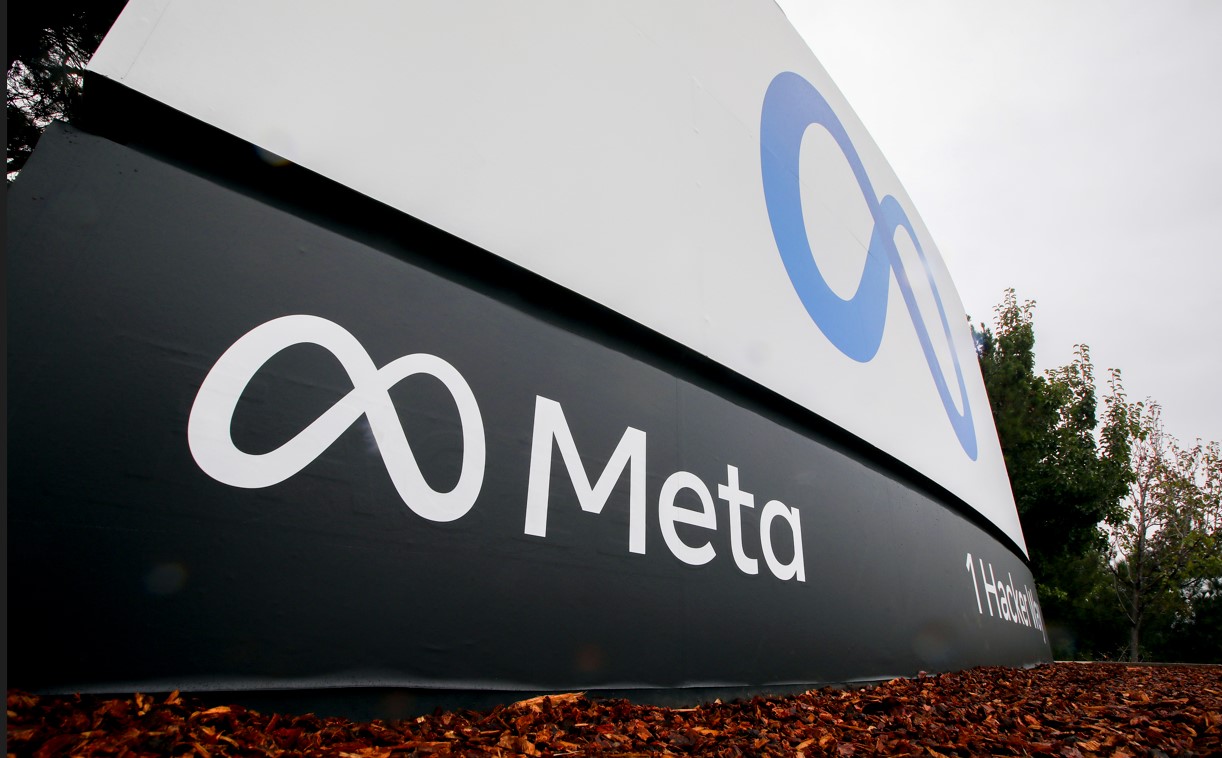 El logo de Meta en su sede corporativa en Menlo Park, California, el 1.° de noviembre de 2021 (Foto Prensa Libre: Jim Wilson/The New York Times)