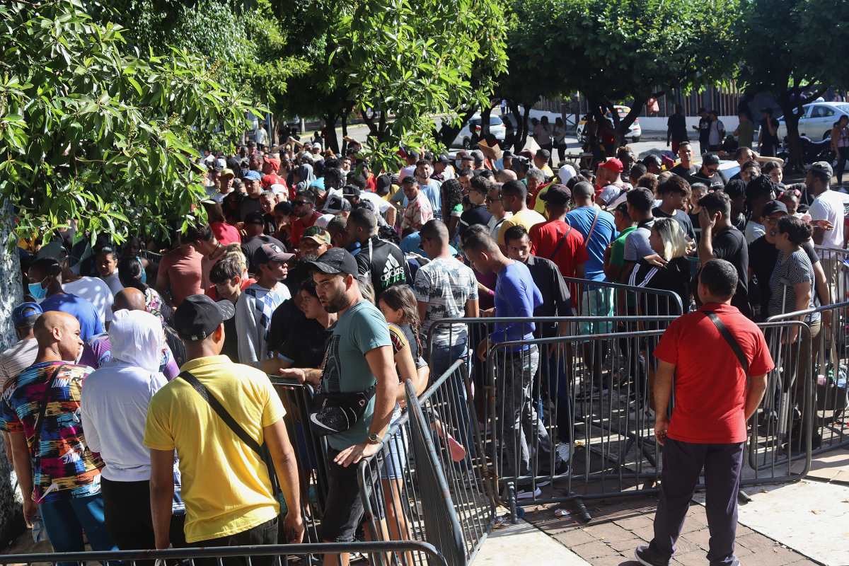 Migrantes hacen fila en busca regularizar documentos migratorios, en Tapachula, Chiapas, México. (Foto Prensa Libre: EFE)